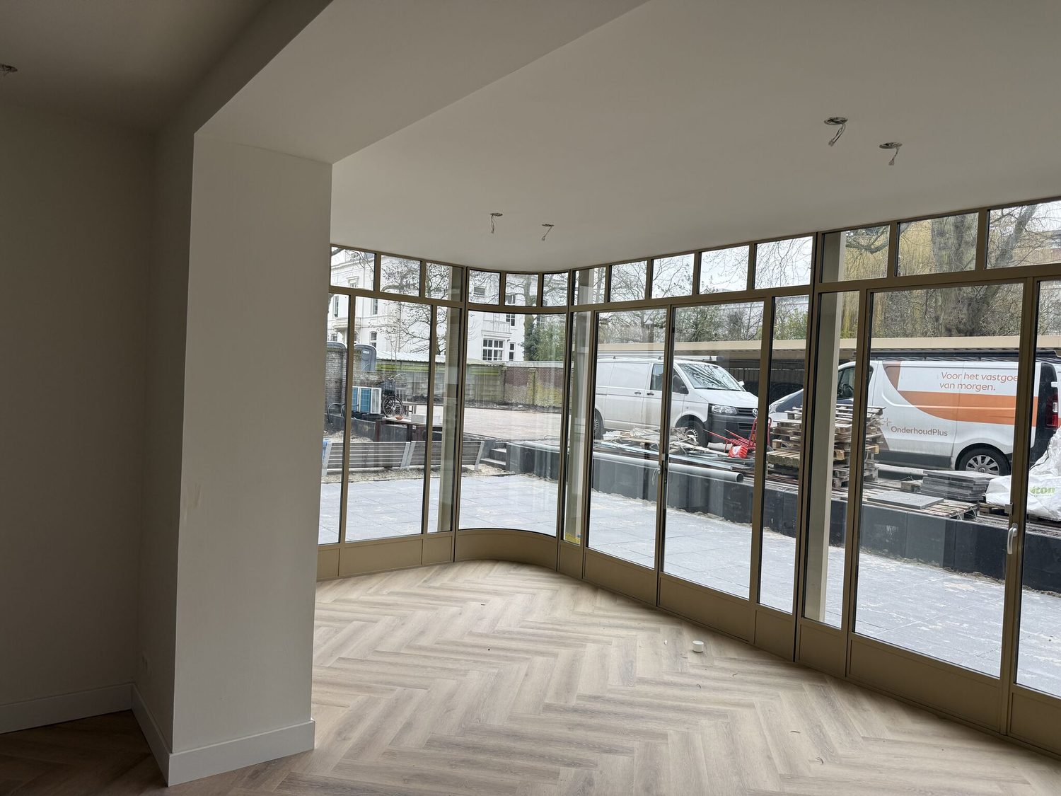 Afgewerkt appartement met visgraatvloer, Den Haag
